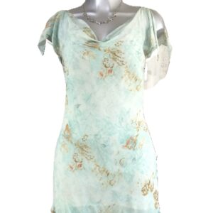 Vestido de gasa acua con fondo blanco