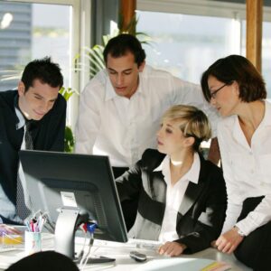 corporate-team-meeting-around-computer-screen Producto de prueba